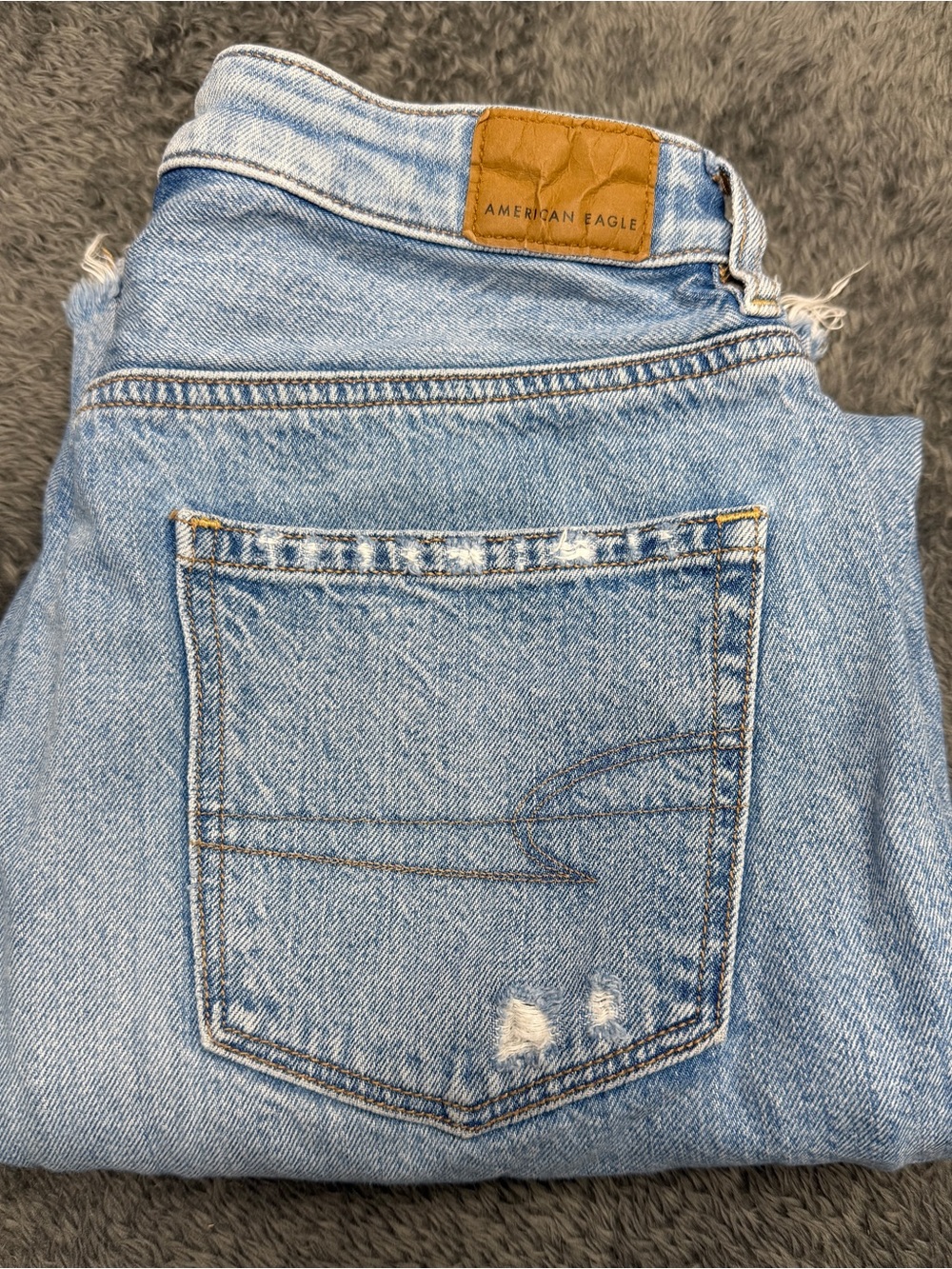 American Eagle Distressed Capris Size 8, inseam 26”